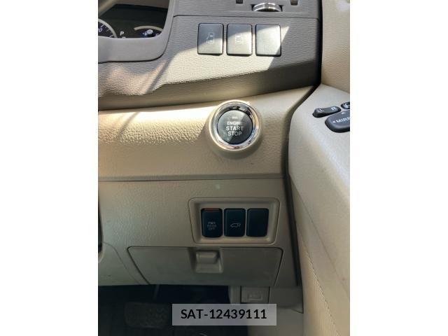 Toyota ISIS 2013-10 8314887-21