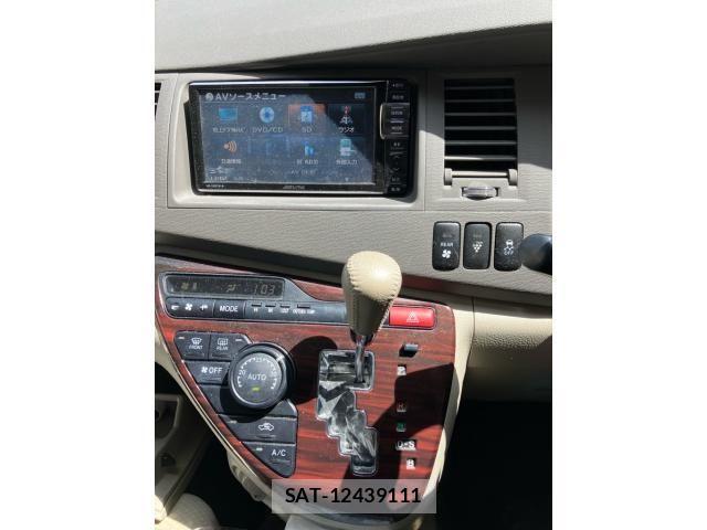 Toyota ISIS 2013-10 8314887-22