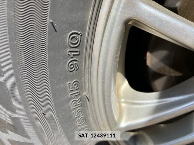 Toyota ISIS 2013-10 8314887-5
