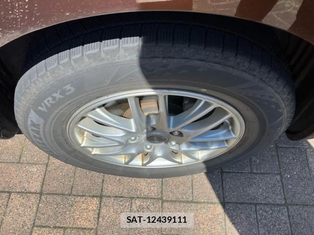 Toyota ISIS 2013-10 8314887-6