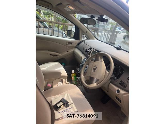 Toyota ISIS 2010-05 8366409-13
