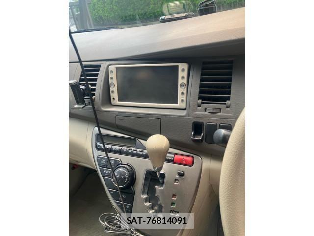 Toyota ISIS 2010-05 8366409-17