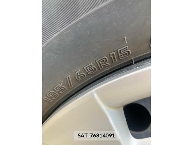 Toyota ISIS 2010-05 8366409-8