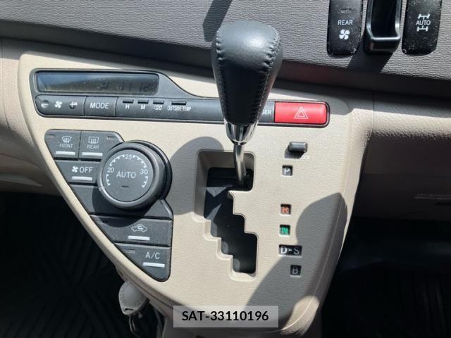 Toyota ISIS 2006-02 8366410-18