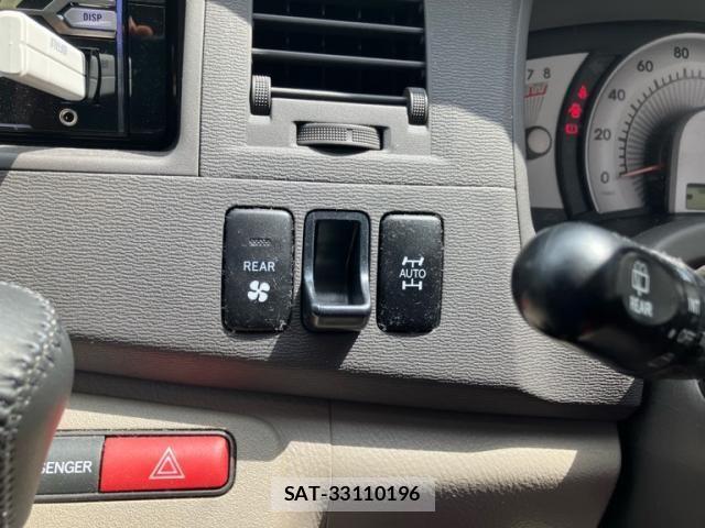 Toyota ISIS 2006-02 8366410-19