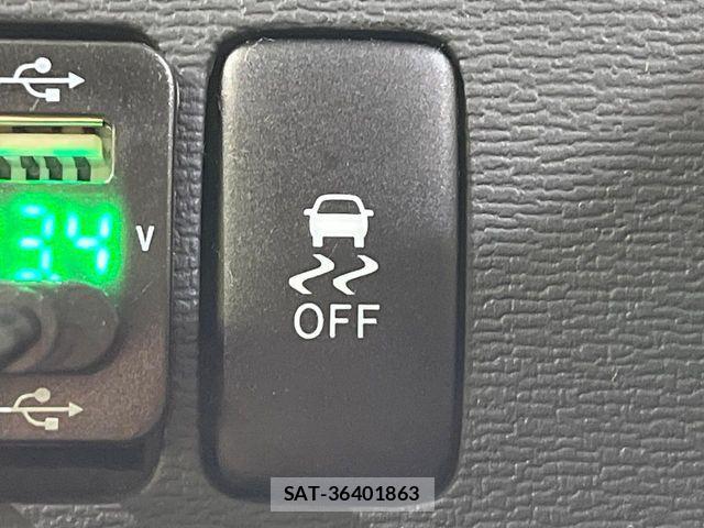 Toyota ISIS 2013-10 8627214-5