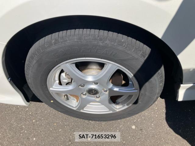 Toyota ISIS 2010-02 8627213-6