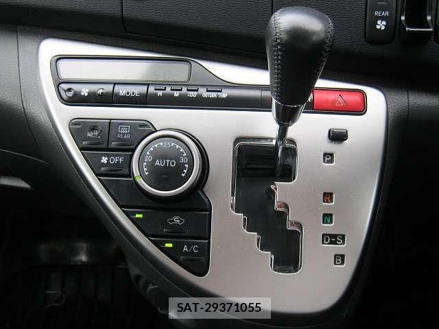 Toyota ISIS 2010-09 8685735-6