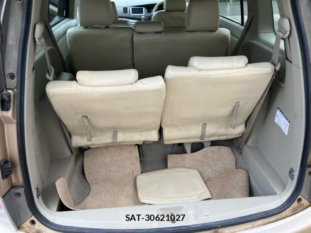 Toyota ISIS 2013-09 8742850-10