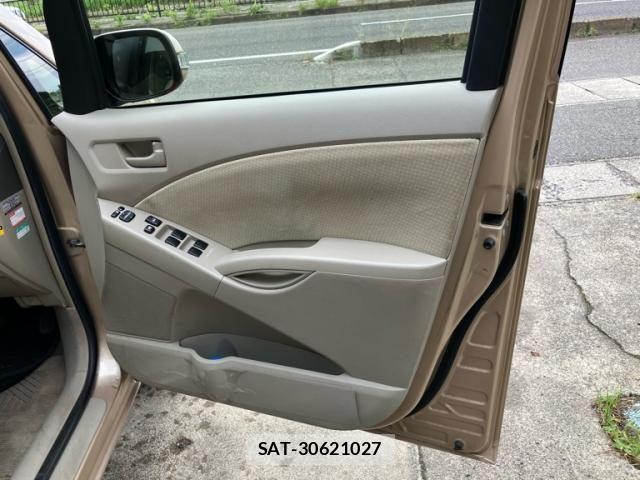 Toyota ISIS 2013-09 8742850-12