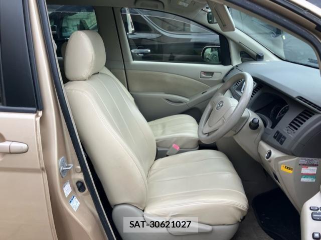 Toyota ISIS 2013-09 8742850-13