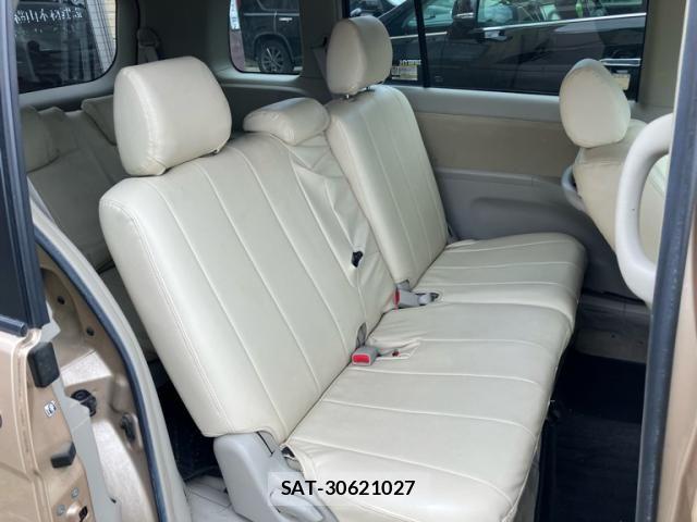 Toyota ISIS 2013-09 8742850-14