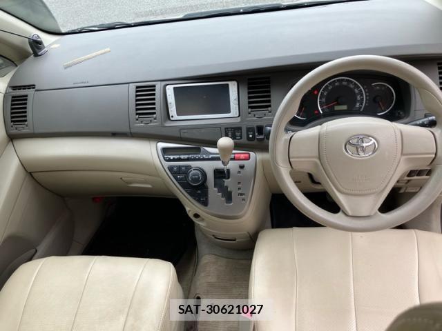 Toyota ISIS 2013-09 8742850-16