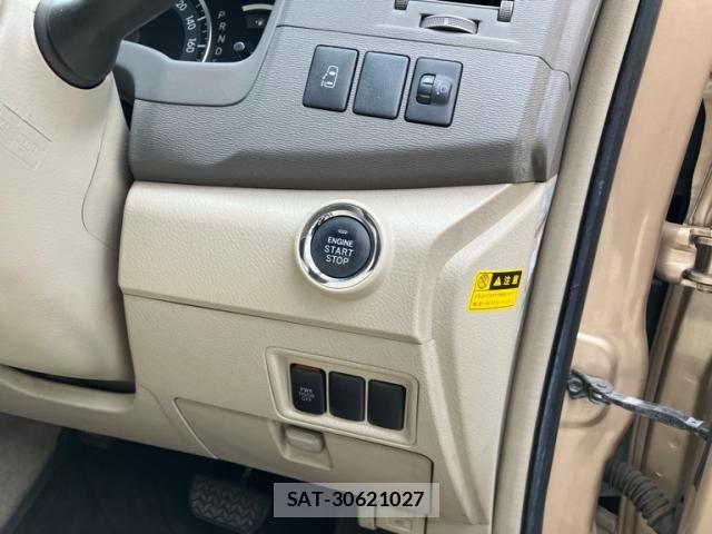 Toyota ISIS 2013-09 8742850-17
