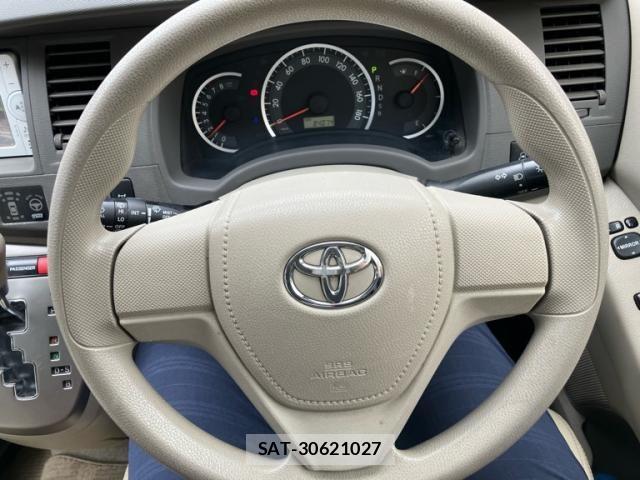 Toyota ISIS 2013-09 8742850-18