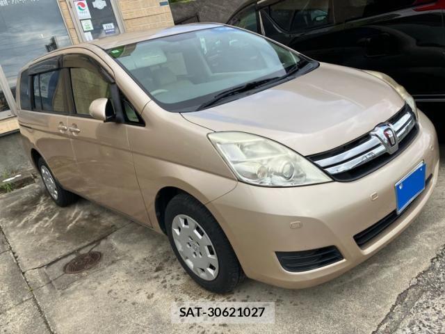 Toyota ISIS 2013-09 8742850-1