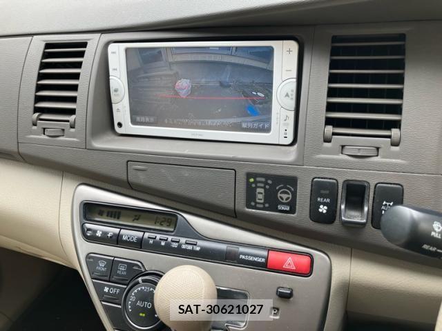 Toyota ISIS 2013-09 8742850-20
