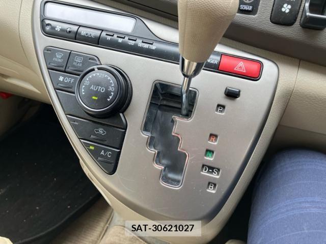 Toyota ISIS 2013-09 8742850-21