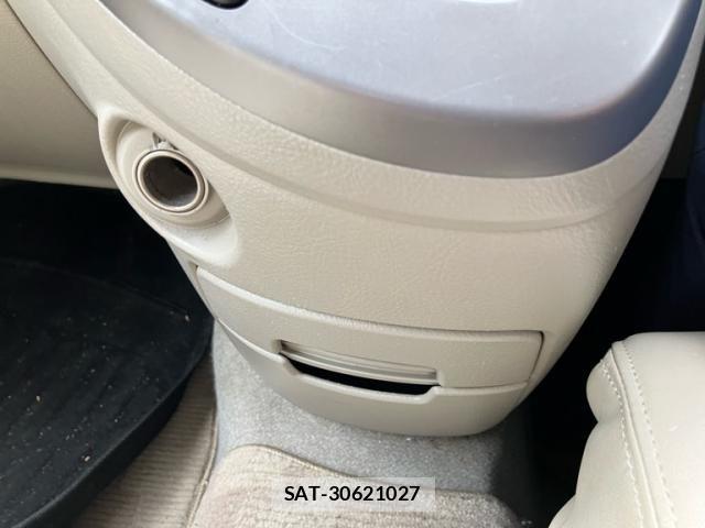 Toyota ISIS 2013-09 8742850-22