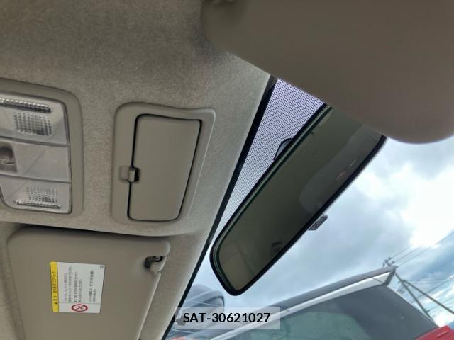 Toyota ISIS 2013-09 8742850-23