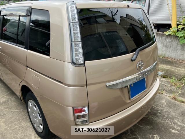 Toyota ISIS 2013-09 8742850-4