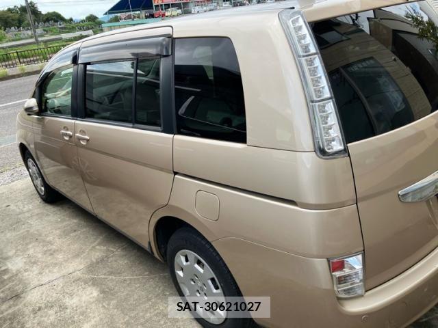 Toyota ISIS 2013-09 8742850-5