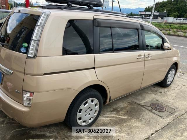 Toyota ISIS 2013-09 8742850-6