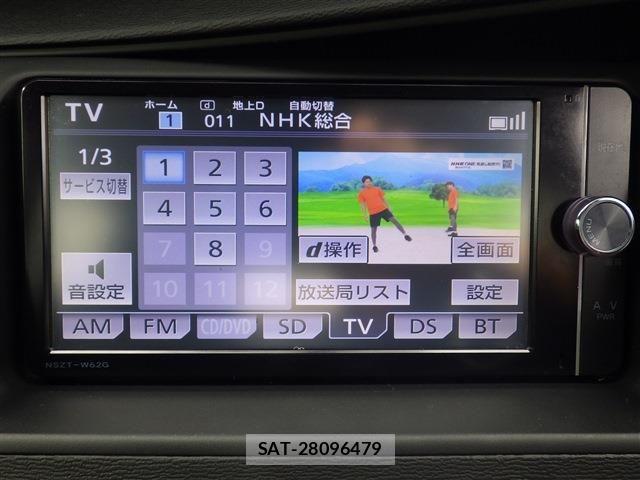 Toyota ISIS 2013-09 8780638-10