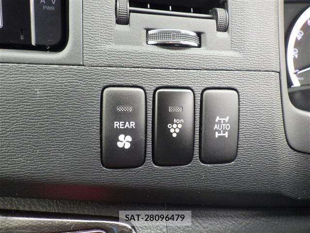 Toyota ISIS 2013-09 8780638-12