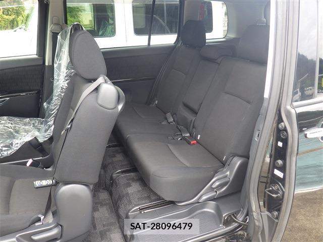 Toyota ISIS 2013-09 8780638-3