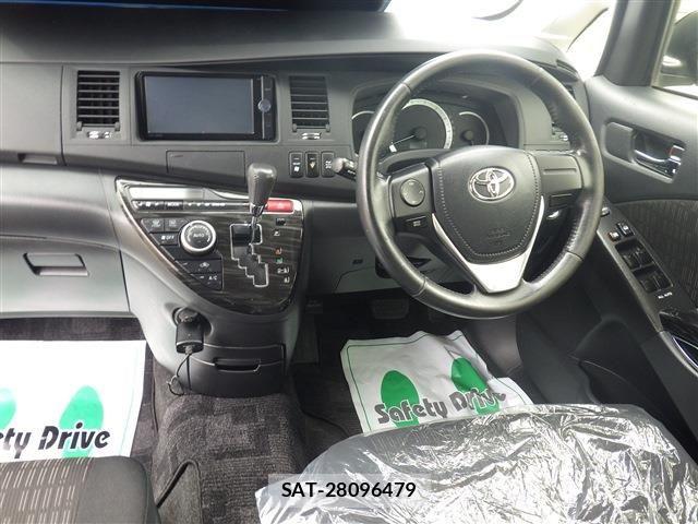 Toyota ISIS 2013-09 8780638-4