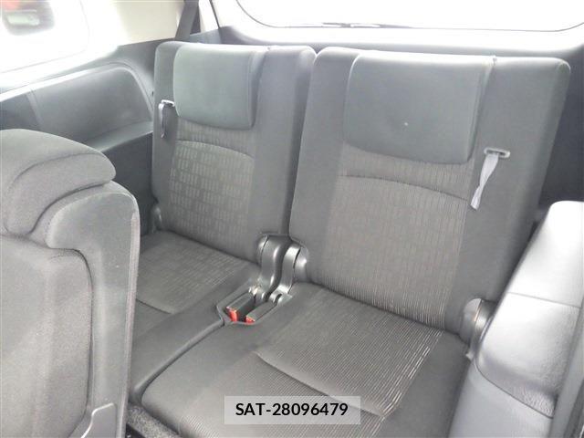 Toyota ISIS 2013-09 8780638-5