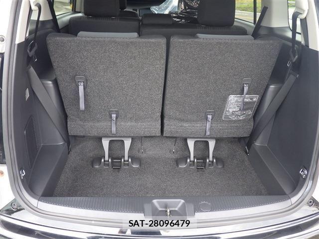 Toyota ISIS 2013-09 8780638-6