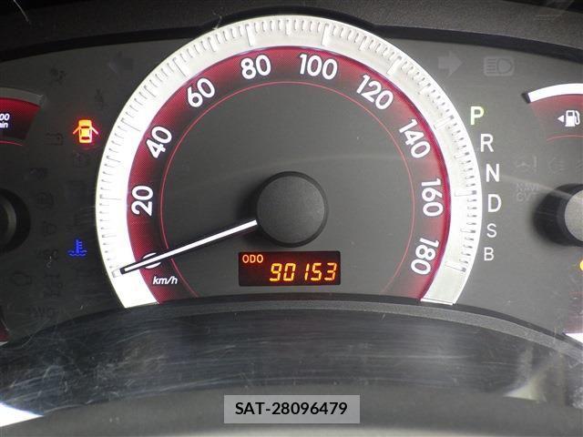 Toyota ISIS 2013-09 8780638-7