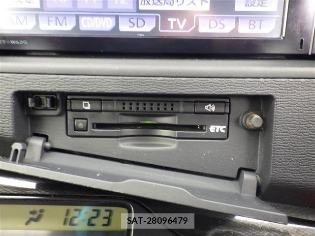Toyota ISIS 2013-09 8780638-8
