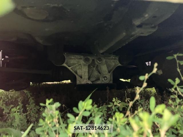 Toyota ISIS 2013-06 8796257-11