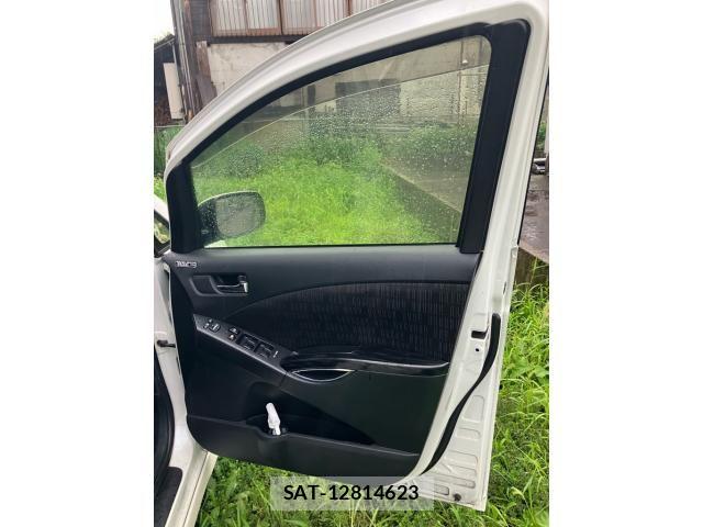 Toyota ISIS 2013-06 8796257-14