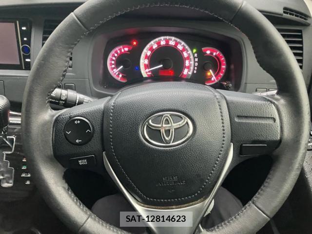 Toyota ISIS 2013-06 8796257-15