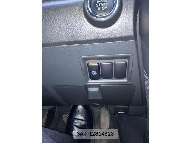 Toyota ISIS 2013-06 8796257-16