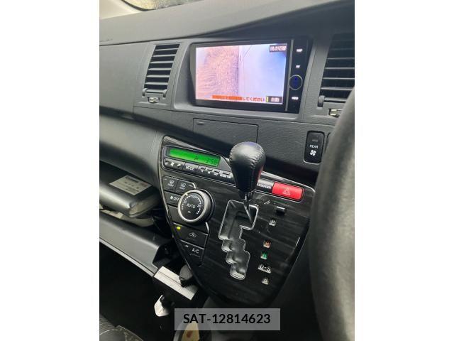 Toyota ISIS 2013-06 8796257-17