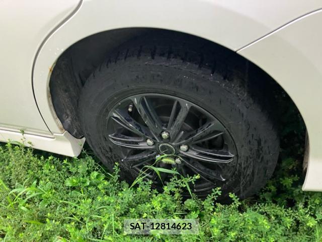 Toyota ISIS 2013-06 8796257-4
