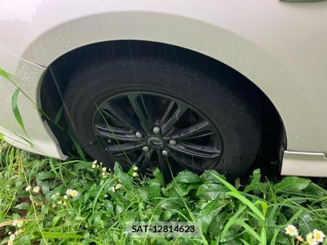 Toyota ISIS 2013-06 8796257-5