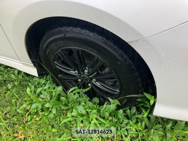 Toyota ISIS 2013-06 8796257-7