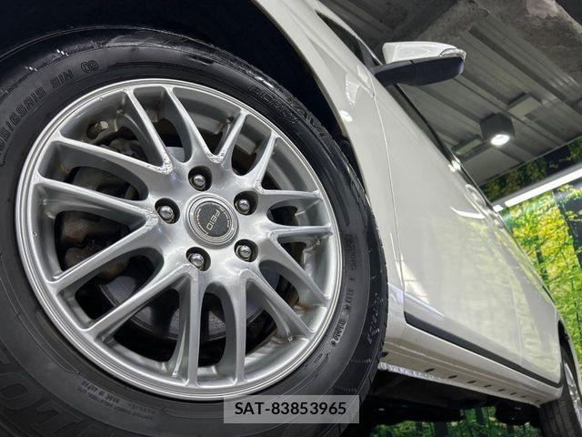 Toyota ISIS 2014-02 8849401-13
