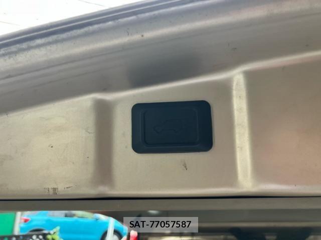 Toyota ISIS 2005-09 8880185-19