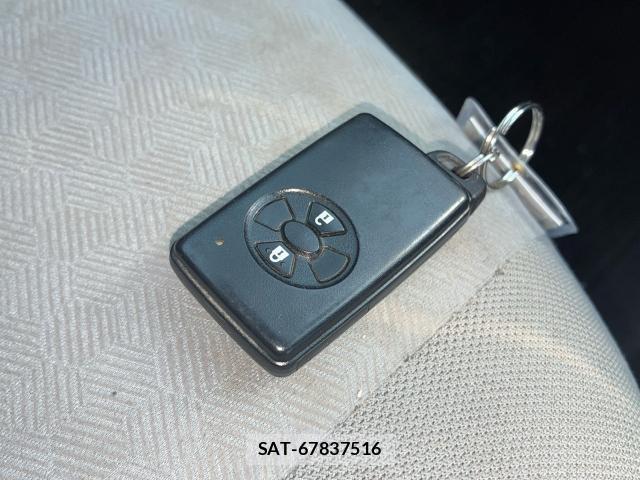 Toyota IST 2009-03 1083023-15