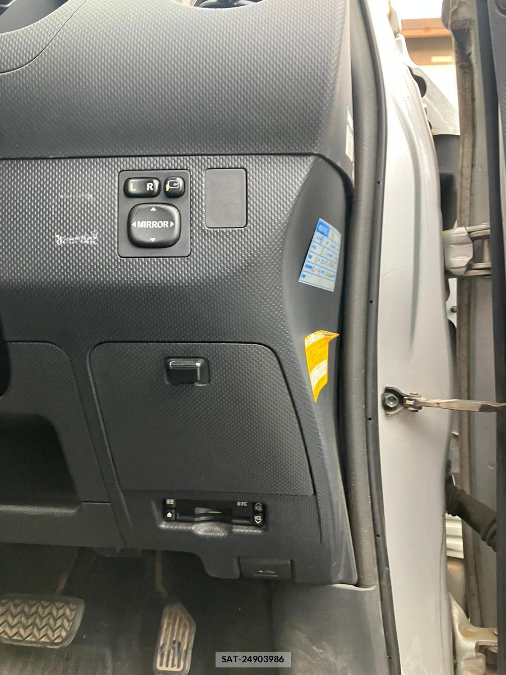 Toyota IST 2008 1284211-18