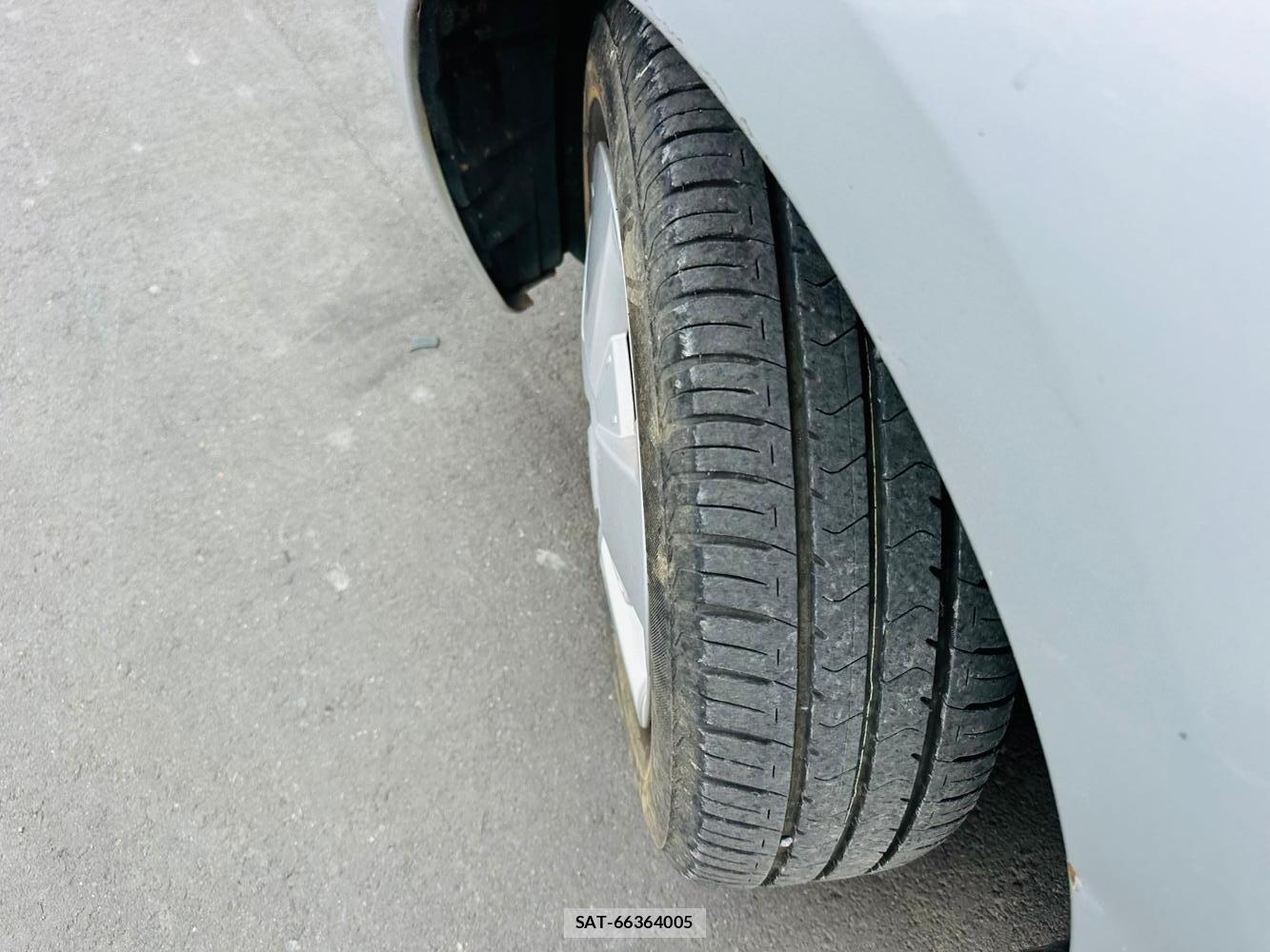 Toyota IST 2003 7278956-31