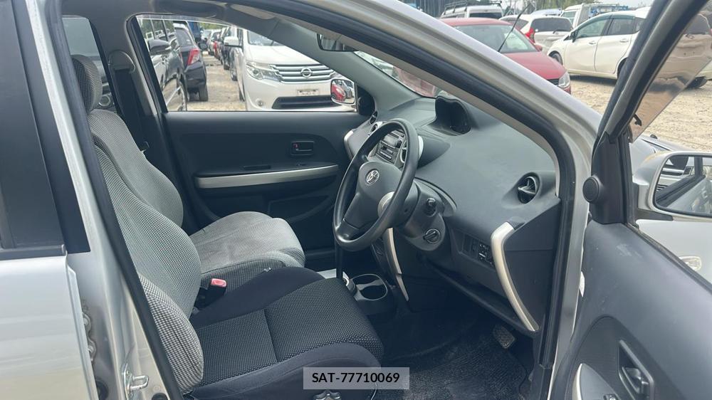 Toyota IST 2003 7332880-11