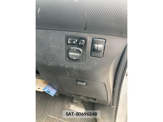 Toyota IST 2007-10 7876989-10